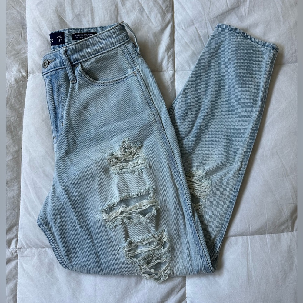 Hollister Ultra high rise Mom jeans (light wash)
